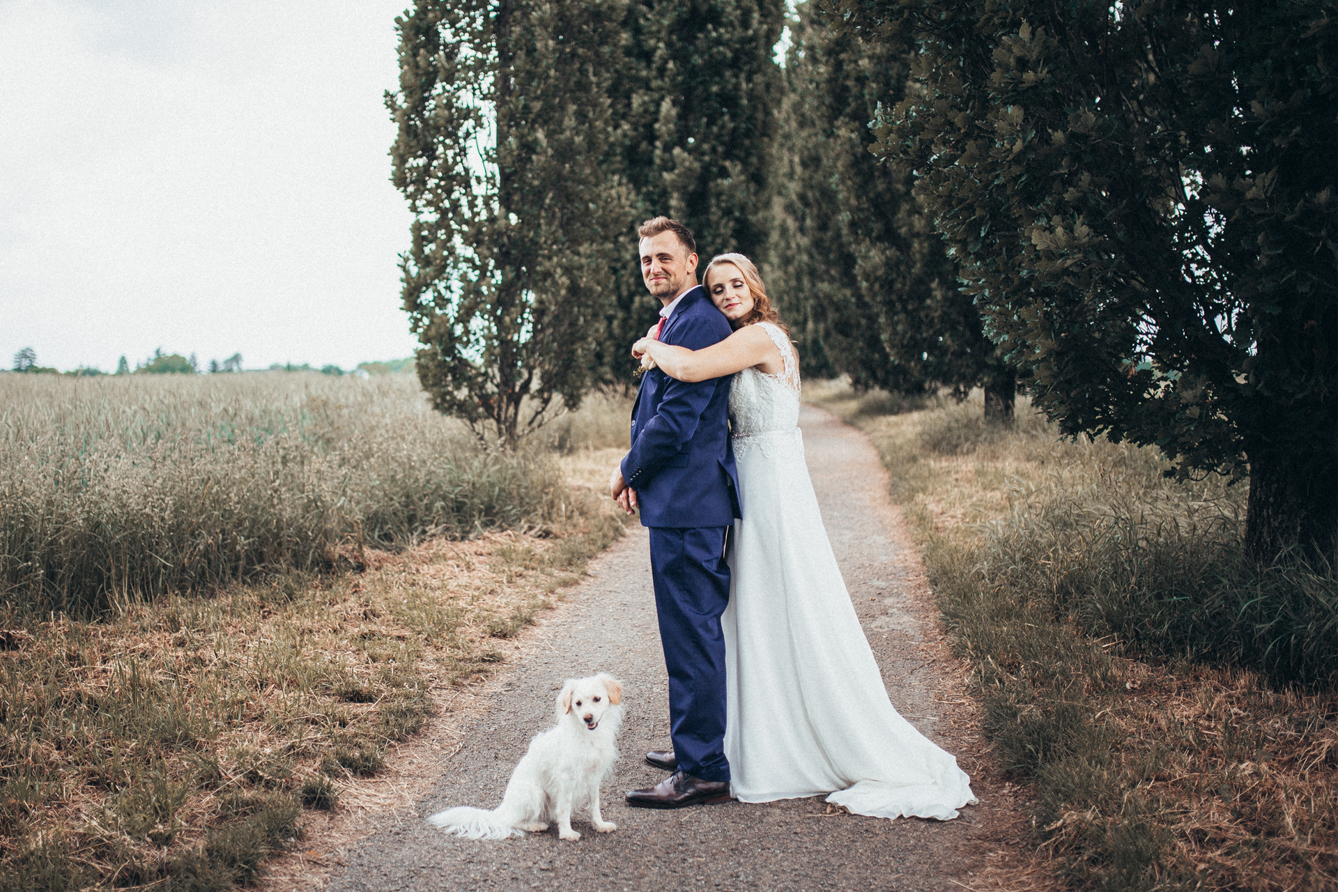Hund sitzt brav neben Brautpaar im Sauerland - Hochzeitsreportage Sauerland -Chris Reuter Hochzeitsfotograf
