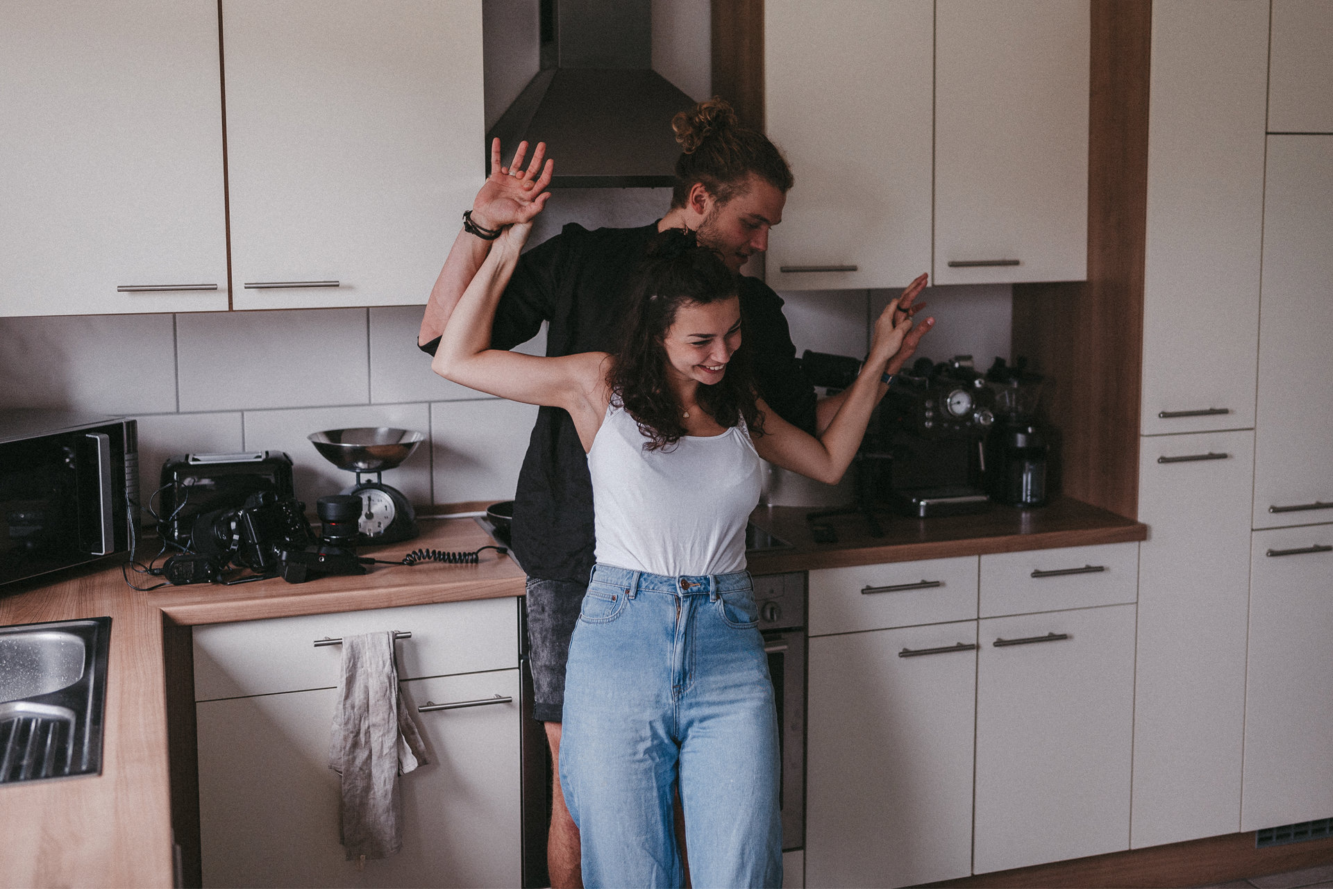 Homestory Fotoshooting im Sauerland - junges Paar steht in der ersten gemeinsamen Wohnung und lacht miteinander - Chris Reuter Hochzeitsfotograf