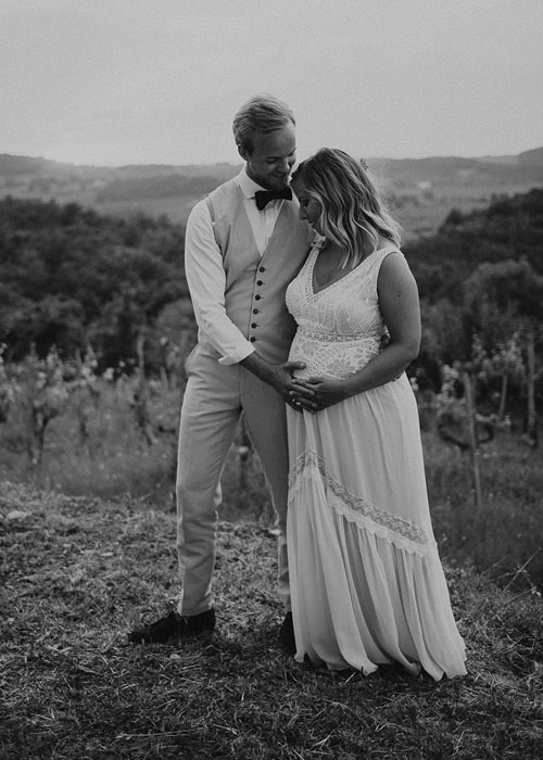 Brautpaar macht in den Bergen der Toskana einen romantischen Spaziergang - Destination Wedding Toskana - Hochzeitsreportage Toskana - Chris Reuter Hochzeitsfotograf